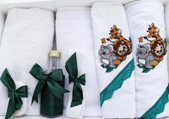 Trusou pentru botez de baieti, Model Brodat cu Safari, verde, 7 piese, Recostore®, REC2507