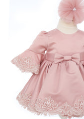 Trusou complet pentru botez de fete personalizat cu lebada, trusou, lumanare, rochita cu bentita si pantofiori, roz pudrat, 12 piese, Recostore®, REC2696