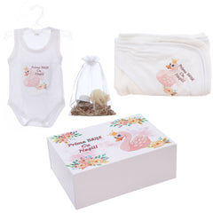 Set prima baita dupa botez cu nasii, body, prosop si saculet cu mirodenii, Model cu lebada, REC3096