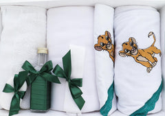 Trusou pentru botez de baieti, Model brodat cu Regele Leu, verde, 7 piese, Recostore®, REC2509