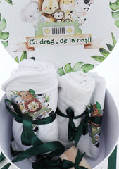 Set trusou pentru botez baieti, verde, model animalute Safari, 15 piese, costum, lumanare cu Safari, trusou si pantofiori, REC3292