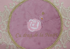 Set botez fata, model Lebada Maia, trusou, rochita si lumanare, culoare roz pudrat, REC3159