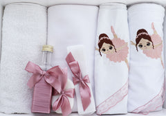 Set trusou complet pentru botez de fete, Roz pudrat, model Balerina, 11 piese, Rochita, Lumanare cu Balerina, trusou brodat si pantofiori, Recostore®, REC2565