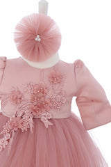 Rochie roz pudrat cu trena si aplicatii decorative, pentru botez, 2 piese, rochie si bentita, RE3057