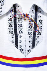 Costum popular pentru baieti, alb-negru cu motive traditionale, 4-5 piese, camasa, brau, vesta, pantaloni, botosi, REC25