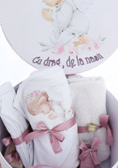 Cutie trusou pentru botez de fete, Model Ingeras, culoare roz pudrat, 8 piese, Recostore®, REC2521