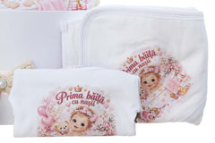 Set "Prima baita cu nasii" model fetita in cadita, 5 piese, body, prosop, borcan mirodenii, scrisoare si cutie, Recostore® REC3543
