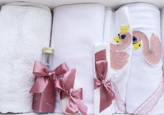 Trusou pentru botez de fete, Model Lebada, Roz pudrat, 7 piese, Recostore®, REC2631