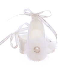 Pantofiori pentru botez, albi cu floricica si perlute, REC3287