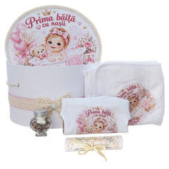 Set "Prima baita cu nasii" model fetita in cadita, 5 piese, body, prosop, borcan mirodenii, scrisoare si cutie, Recostore® REC3543