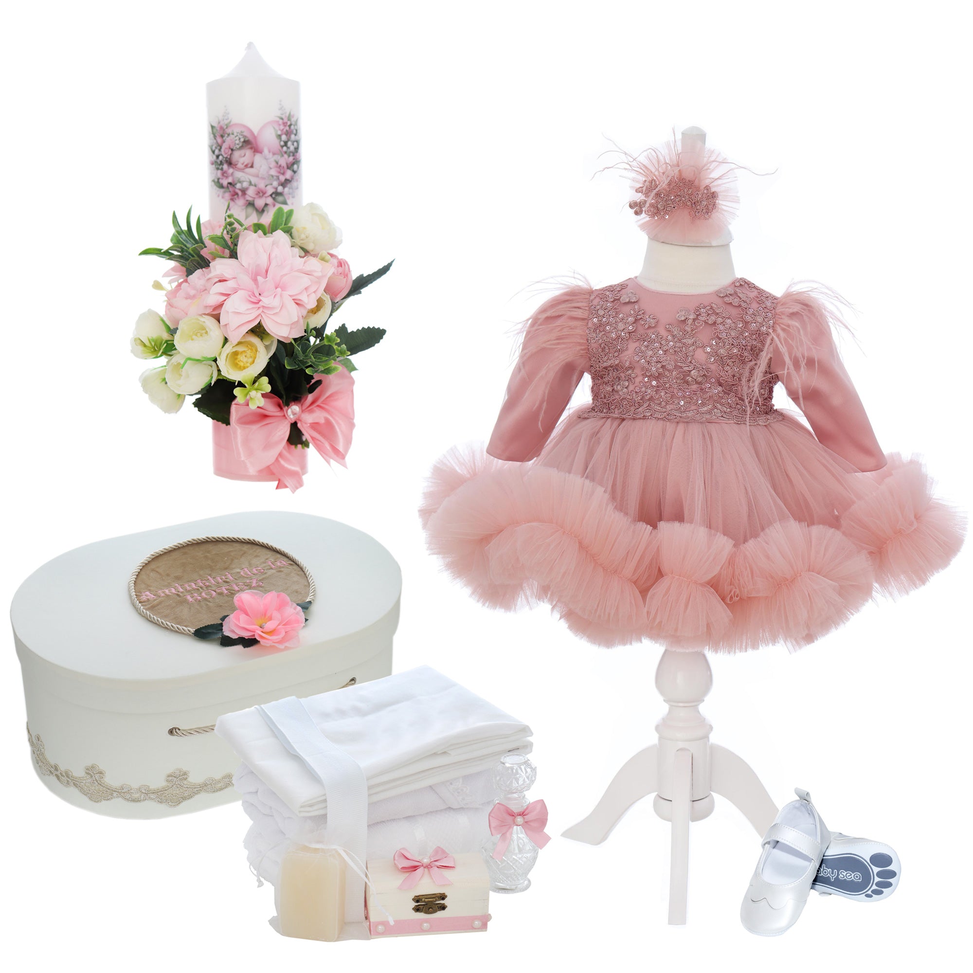 Set botez fata, culoare roz pudrat, trusou, rochie si lumanare cu flori artificiale, cutie pentru amintiri inclusa, REC3200