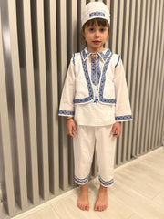 Costum popular alb-albastru, 4 piese, camasa, vesta, pantaloni, caciula, pentru baieti, REC1159-1