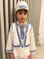 Costum popular alb-albastru, 4 piese, camasa, vesta, pantaloni, caciula, pentru baieti, REC1159-1