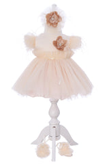 Rochie crem eleganta cu maneca scurta pentru botez fetita, 3 piese, rochie, bentita si botosei, REC3300