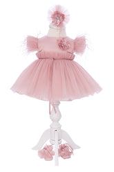 Rochie roz pudrat eleganta cu maneca scurta pentru botez fetita, 3 piese, rochie, bentita si botosei, REC3301