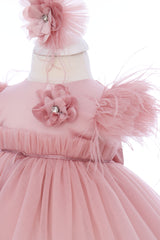 Rochie roz pudrat eleganta cu maneca scurta pentru botez fetita, 3 piese, rochie, bentita si botosei, REC3301