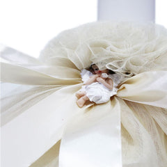 Lumanare crem pentru botez, cu ingeras, volane din tulle crem si funda, 30x5 cm, REC143