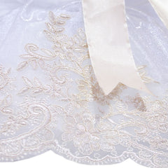 Lumanare cu funda bej pentru botez si tulle alb, stralucitor, cu broderie bej, 45x7 cm, REC206