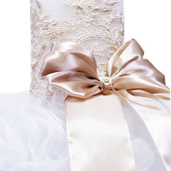 Lumanare cu funda bej pentru botez si tulle alb, stralucitor, cu broderie bej, 45x7 cm, REC206