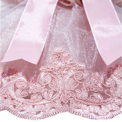 Lumanare cu funda roz pentru botez si tulle roz pudrat, stralucitor, cu broderie roz, 45x7 cm, REC205