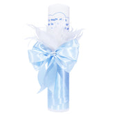 Lumanare �Cu mult drag de la Nasi� pentru botez din panglica bleu, accesorizata cu aplicatii din pene, 30x5 cm, REC195