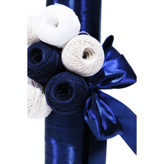 Lumanare pentru botez din panglica bleumarin, accesorizata cu aplicatii din ghem de ata, 40x7 cm, REC187