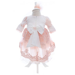 Rochita cu trena accesorizata cu pantofiori si bentita de culoare roz piersica pentru botez de fetite, 3 piese, REC2446