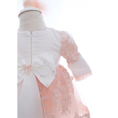 Rochita cu trena accesorizata cu pantofiori si bentita de culoare roz piersica pentru botez de fetite, 3 piese, REC2446