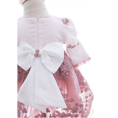 Rochita cu trena accesorizata cu pantofiori si bentita de culoare roz pudrat pentru botez de fetite, 3 piese, REC2445