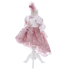 Rochita cu trena accesorizata cu pantofiori si bentita de culoare roz pudrat pentru botez de fetite, 3 piese, REC2445