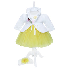 Set complet pentru botez compus din rochie alb-galben cu bolero, gogosari si turban, pantofiori, lumanare tip glob cu doi ursuleti si trusou brodat "Cu drag de la nasi" format din 7 piese, REC1579