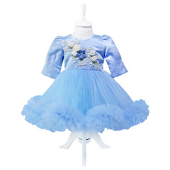 Set complet pentru botez compus din rochie bleu si bentita, pantofiori, lumanare tip glob cu bebe printesa, si trusou brodat "Cu mult drag de la nasi" format din 8 piese, REC1520