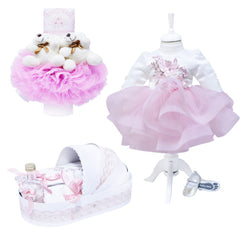 Set complet pentru botez compus din rochie cu volane alb-roz si bentita, pantofiori, lumanare tip glob cu doi ursuleti si trusou brodat cu "Azi m-am crestinat" format din 6 piese, REC1576