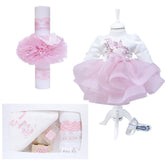 Set complet pentru botez compus din rochie cu volane alb-roz si bentita, pantofiori, lumanare tip glob cu fluturasi si trusou brodat "Cu drag de la nasi" format din 7 piese, REC1575