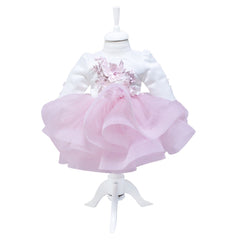 Set complet pentru botez compus din rochie cu volane alb-roz si bentita, pantofiori, lumanare tip glob cu fluturasi si trusou brodat "Cu drag de la nasi" format din 7 piese, REC1575