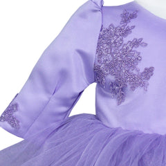 Set complet pentru botez compus din rochie lila si bentita, pantofiori, lumanare tip glob "Radacini si aripi de la parinti/Dragoste si sustinere de la nasi" si trusou brodat "Cu mult drag de la nasi" format din 7 piese, REC1523