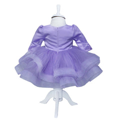 Set complet pentru botez compus din rochie lila si bentita, pantofiori, lumanare tip glob "Radacini si aripi de la parinti/Dragoste si sustinere de la nasi" si trusou brodat "Cu mult drag de la nasi" format din 7 piese, REC1523