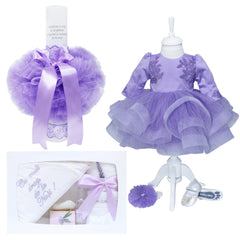 Set complet pentru botez compus din rochie lila si bentita, pantofiori, lumanare tip glob "Radacini si aripi de la parinti/Dragoste si sustinere de la nasi" si trusou brodat "Cu mult drag de la nasi" format din 7 piese, REC1523