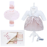 Set complet pentru botez compus din rochie roz pudrat cu bolero, gogosari si turban, pantofiori, lumanare tip glob cu fluturi si trusou brodat "Cu drag de la nasi" format din 7 piese, REC1578