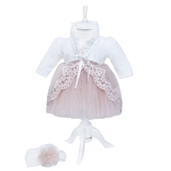 Set complet pentru botez compus din rochie roz pudrat cu bolero, gogosari si turban, pantofiori, lumanare tip glob cu fluturi si trusou brodat "Cu drag de la nasi" format din 7 piese, REC1578