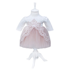 Set complet pentru botez compus din rochie roz pudrat cu bolero, gogosari si turban, pantofiori, lumanare tip glob cu fluturi si trusou brodat "Cu drag de la nasi" format din 7 piese, REC1578