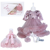 Set complet pentru botez compus din rochie roz pudrat cu trena si bentita, pantofiori, lumanare tip fusta cu dantela si trusou brodat "Cu mult drag de la nasi" format din 7 piese, REC1517