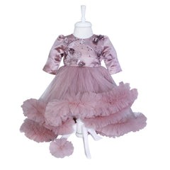 Set complet pentru botez compus din rochie roz pudrat cu trena si bentita, pantofiori, lumanare tip glob "Cu drag de la nasi" si trusou brodat "Cu mult drag de la nasi" format din 7 piese, REC1518