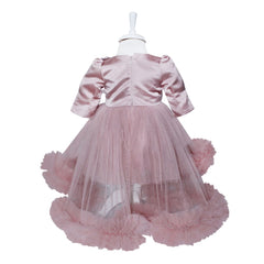 Set complet pentru botez compus din rochie roz pudrat cu trena si bentita, pantofiori, lumanare tip glob "Cu drag de la nasi" si trusou brodat "Cu mult drag de la nasi" format din 7 piese, REC1518