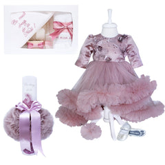 Set complet pentru botez compus din rochie roz pudrat cu trena si bentita, pantofiori, lumanare tip glob "Cu drag de la nasi" si trusou brodat "Cu mult drag de la nasi" format din 7 piese, REC1518