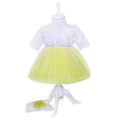 Set complet pentru botez, lumanare galbena, rochie alb-galben din tulle si satin, trusou brodat cu mesajul "Cu drag de la nasi" si pantofiori, 11 piese, REC979