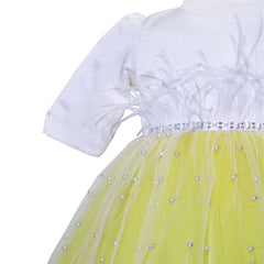 Set complet pentru botez, lumanare galbena, rochie alb-galben din tulle si satin, trusou brodat cu mesajul "Cu drag de la nasi" si pantofiori, 11 piese, REC979
