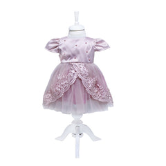 Set complet pentru botez, lumanare roz cu "Pisica aristocrata", rochie roz pudrat din tulle si satin, trusou brodat cu "Pisica aristocrata" si pantofiori, 12 piese, REC930