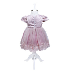 Set complet pentru botez, lumanare roz cu "Pisica aristocrata", rochie roz pudrat din tulle si satin, trusou brodat cu "Pisica aristocrata" si pantofiori, 12 piese, REC930