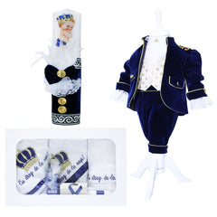 Set complet pentru botez, Micul Print, lumanare cu papion bleumarin si bebe print aplicat pe lumanare, costum din catifea bleumarin, trusou brodat cu coroana de print si mesajul "Cu drag de la nasi", 14 piese, REC903